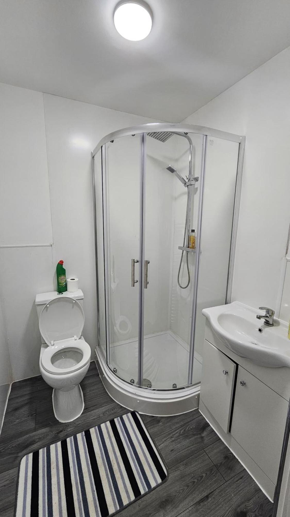 Spacious Double Bedroom With Private Toilet And Shared Kitchen With On Premesis Parking 올드베리 외부 사진