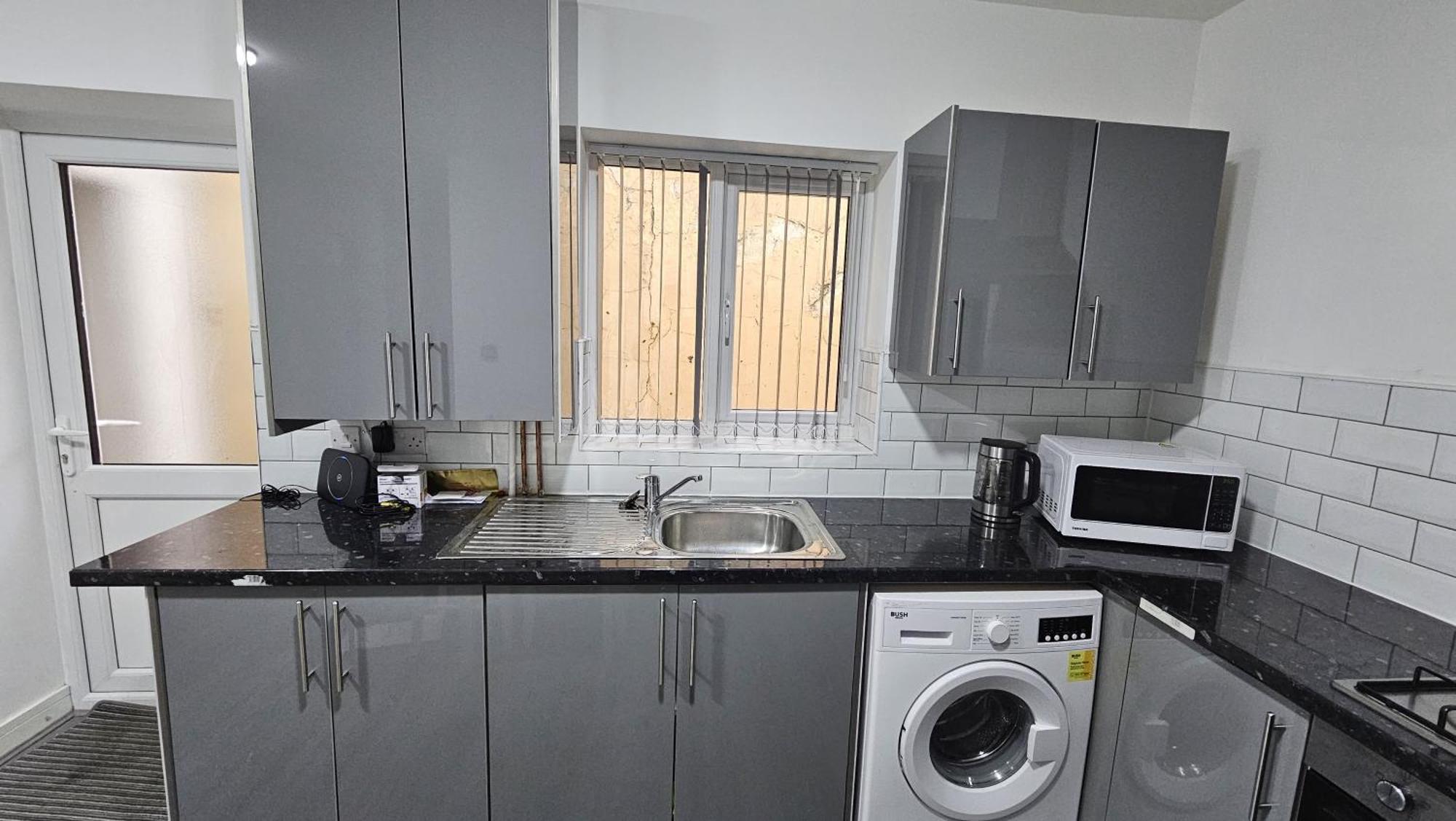 Spacious Double Bedroom With Private Toilet And Shared Kitchen With On Premesis Parking 올드베리 외부 사진
