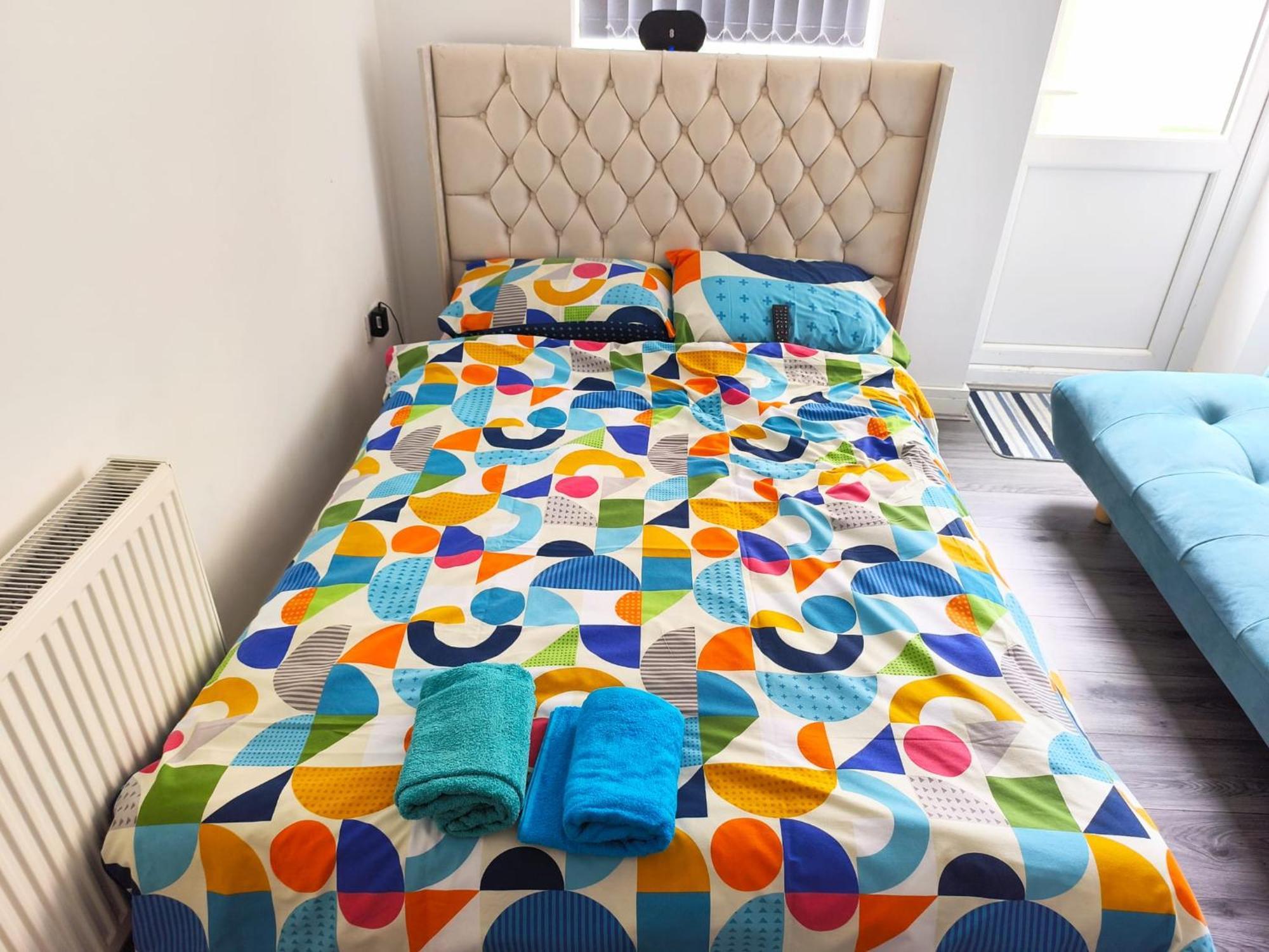 Spacious Double Bedroom With Private Toilet And Shared Kitchen With On Premesis Parking 올드베리 외부 사진